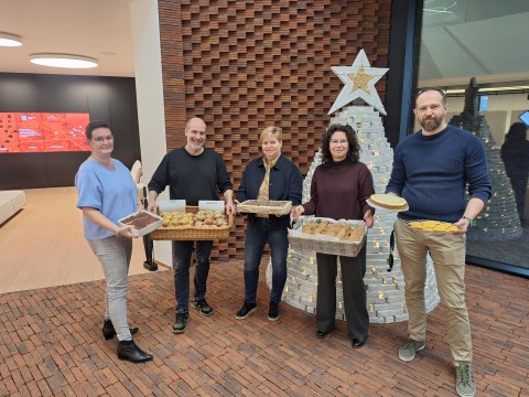 collega's Nelissen met zoetigheden in de hand