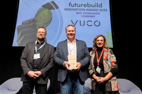 Yuco wint Futurebuild Innovation Award - jury met prijswinnaar Werner 