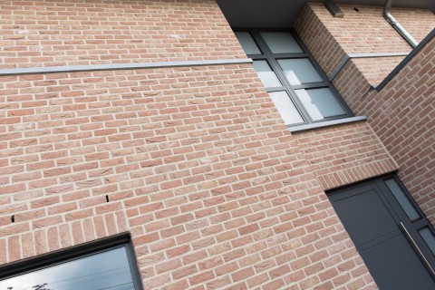 Eigentijdse woning in roze gevelsteen gevoegd