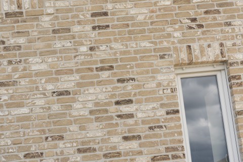Klassieke woning in gele gevelsteen gevoegd