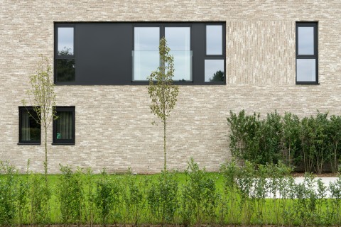 Moderne woning in grijze gevelsteen gevoegd