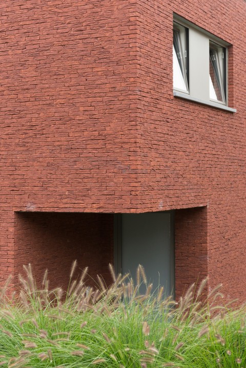 Woning in rode gevelstenen verlijmd