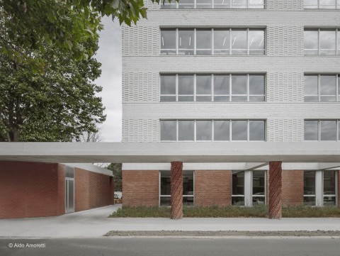 Modern project in witte gevelsteen gevoegd
