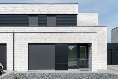 Moderne woning in witte gevelsteen gevoegd