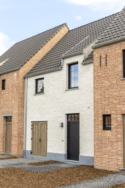 Klassieke woning in witte gevelsteen gevoegd