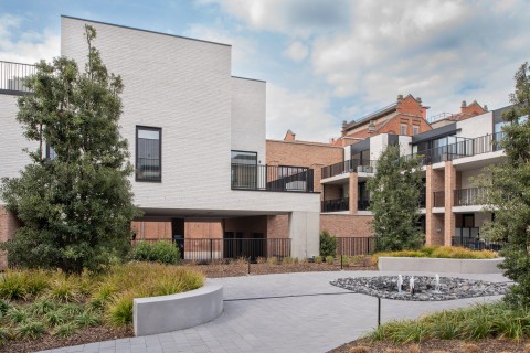 Modern appartement in witte gevelsteen gevoegd