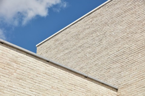 Modern projectbouw in witte gevelsteen verlijmd
