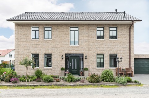 Klassieke woning in grijze gevelsteen gevoegd