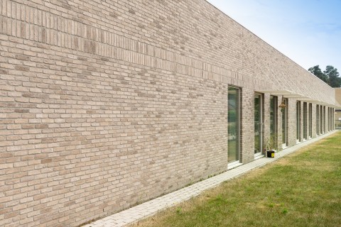 Moderne gevel in beige gevelsteen gevoegd