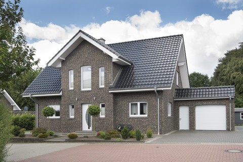 Klassieke woning in donkergrijze gevelsteen gevoegd