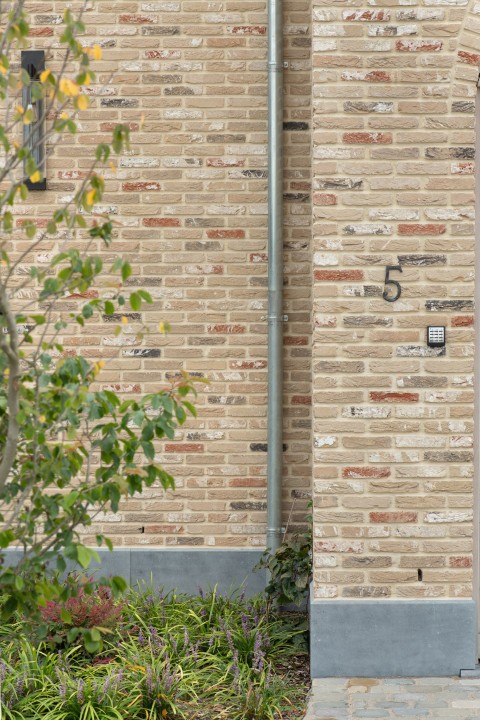 Klassieke woning in gele gevelsteen gevoegd