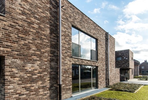 Modern appartement in bruine gevelsteen gevoegd