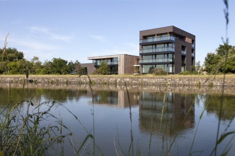 Modern appartement in zwart-blauwe gevelsteen