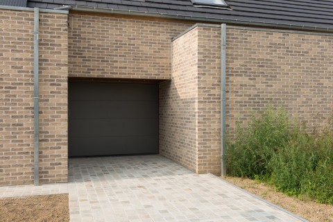 Eigentijdse woning in gele gevelsteen gevoegd