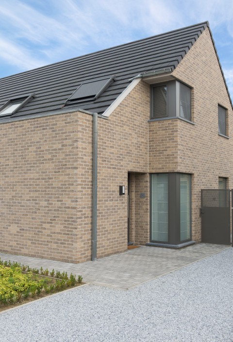 Eigentijdse woning in grijze gevelsteen gevoegd