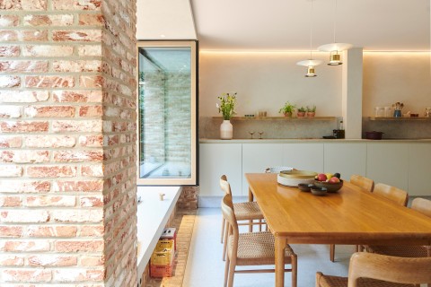 Interieur met oranje baksteen