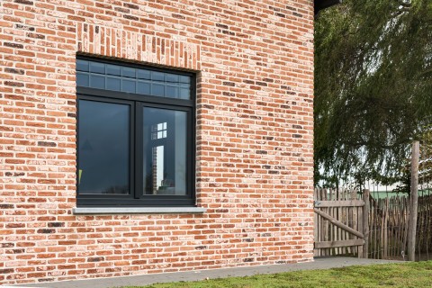 Klassieke woning in oranje gevelsteen gevoegd