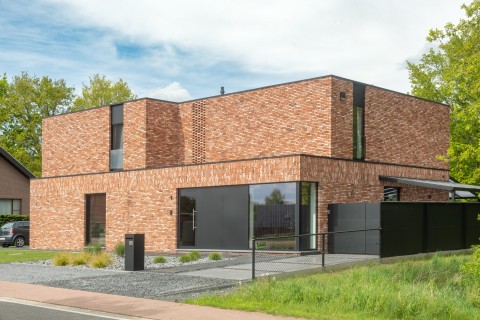 Moderne woning in getrommelde oranje gevelsteen verlijmd