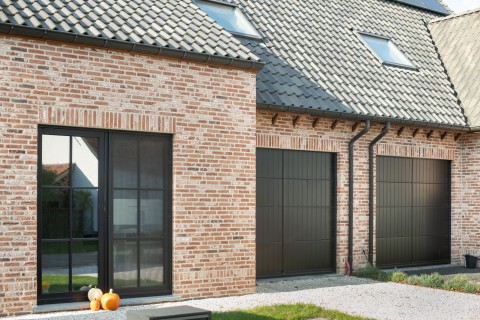 Klassieke woning in oranje gevelsteen gevoegd