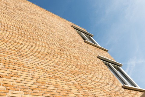Eigentijds project in gele gevelsteen doorstrijkmortel