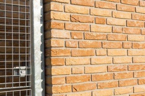 Eigentijds project in gele gevelsteen doorstrijkmortel