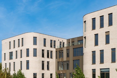 Modern project in witte crème gevelsteen verlijmd