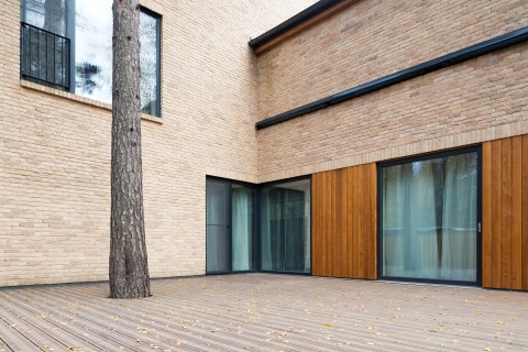 Moderne woning in beige gevelsteen gevoegd