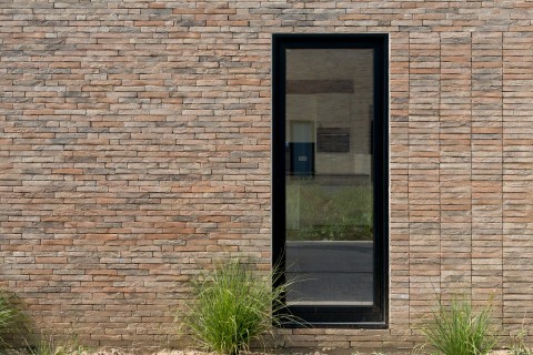 Moderne gevel van woning in beige gevelsteen verlijmd