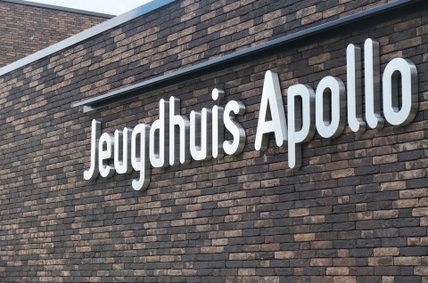 Moderne projectbouw in zwart-bruine gevelsteen