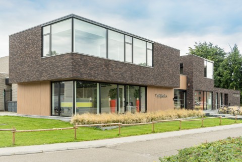 Moderne projectbouw in bruine gevelsteen verlijmd