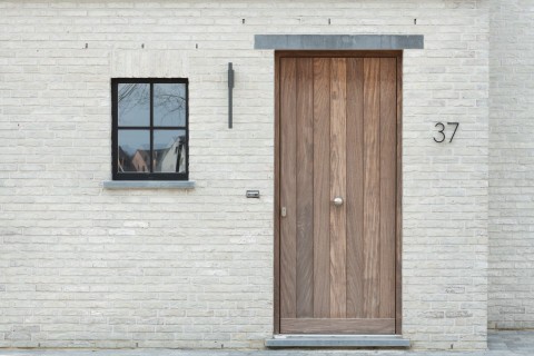 Woning in witte gevelsteen gevoegd