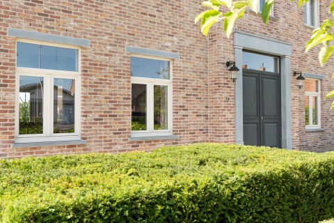 Klassieke woning in oranje gevelsteen gevoegd