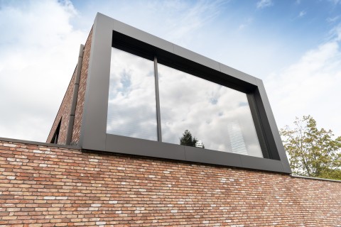 Moderne woning in oranje gevelsteen gevoegd