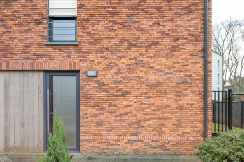 Moderne woning in oranje gevelsteen verlijmd
