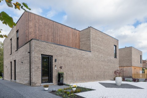 Moderne woning in grijze gevelsteen verlijmd