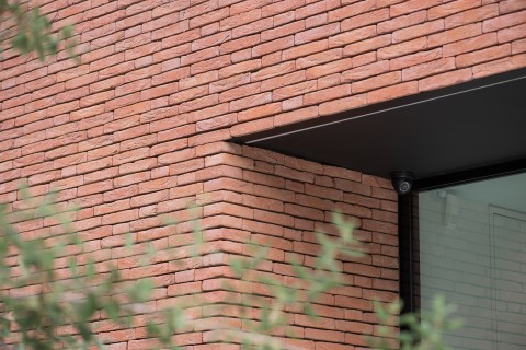 Moderne woning in roze gevelsteen verlijmd