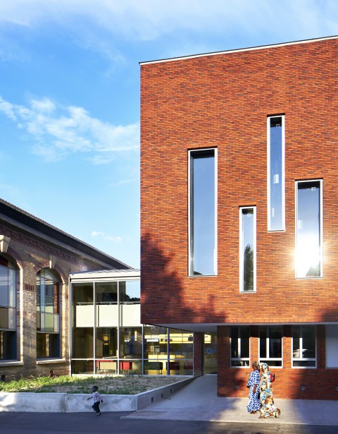 Project in rode gevelsteen verlijmd