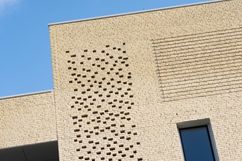 Moderne projectbouw in beige gevelsteen gevoegd