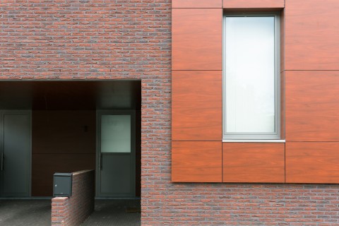 Moderne woning in rode gevelsteen gevoegd