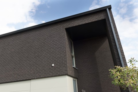 Moderne woning in zwarte gevelsteen
