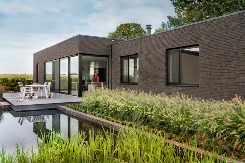 Moderne woning in zwarte gevelsteen