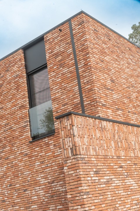 Moderne gevel met ingewerkte regenpijp