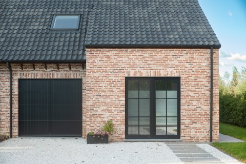 Klassieke gevel met zichtbare regenpijp