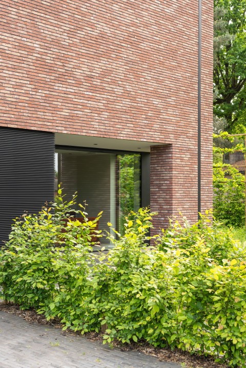Moderne gevel met ingewerkte regenpijp
