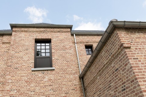 Klassieke gevel met zichtbare regenpijp