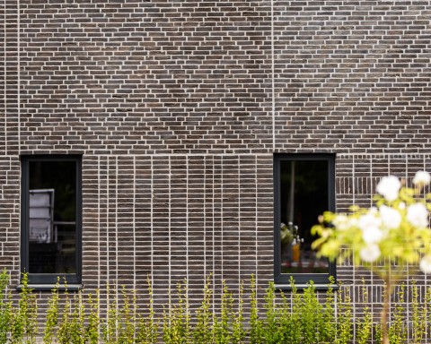 gevel met zwarte bakstenen