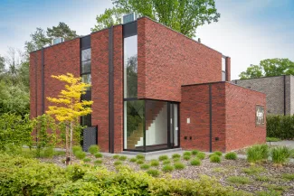 Moderne gevel met regenpijp als kabelgoot voor buitenunit airco