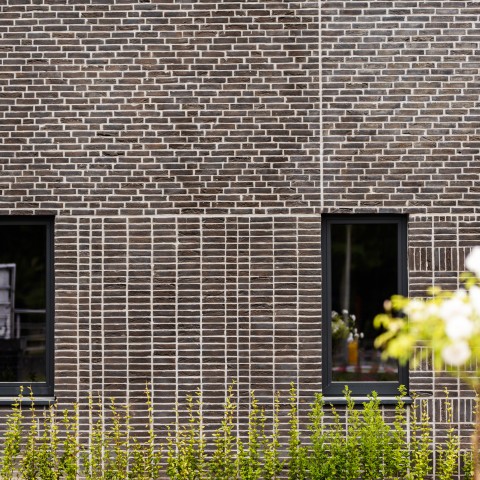 gevel met zwarte bakstenen