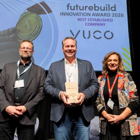 Yuco wint Futurebuild Innovation Award - jury met prijswinnaar Werner 