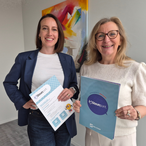 HR collega's met Steunpunt brochures in de hand